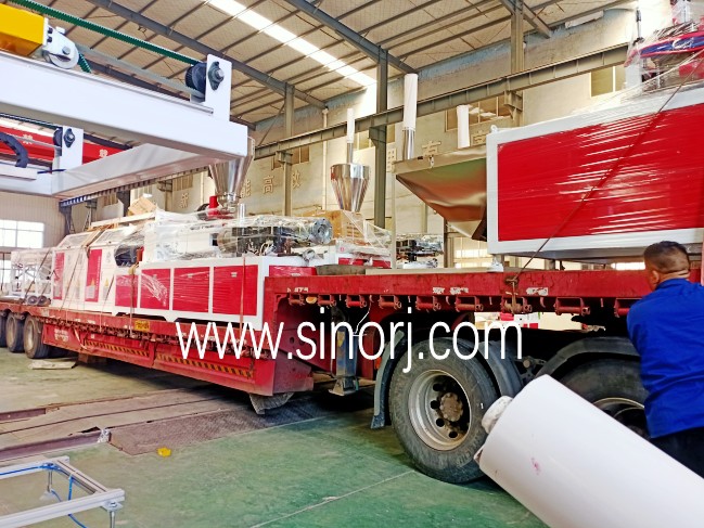 國外15個貨柜與國內板車同時裝車